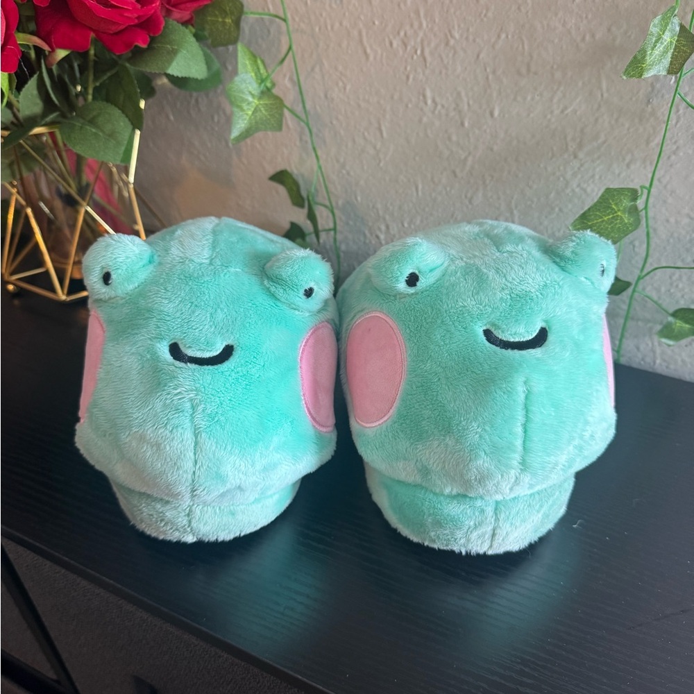 Plush Frog Women’s Slippers – Aqua with Pink Cheeks